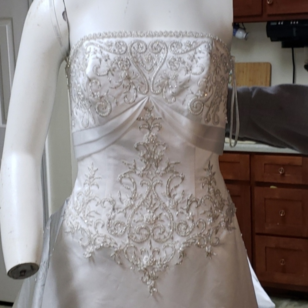 David's Bridal V9364 Size 6 Wedding Dress NWT